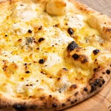 4種のチーズのせピッツァ　ークアットロ・フォルマッジー
