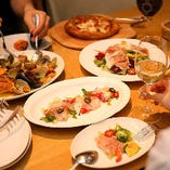 メインはお肉！
シェフ特製のパスタ、色とりどりの前菜が並ぶ本格イタリアン