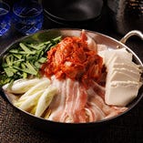 韓国風味のキムチ鍋（二人前より承ります）