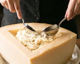 パルメザンチーズの器で仕上げる　パンチェッタのリゾット