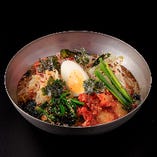 名物野菜たっぷり冷麺/韓国風ビビン麺