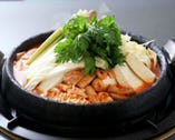 熱々でピリッと辛い韓国風ホルモン鍋。美肌料理です。