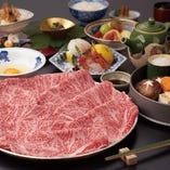 松阪牛や黒毛和牛のすき焼・しゃぶしゃぶをメインに、季節の前菜やお造りも楽しんでいただけるコース料理を多数ご用意しております