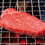 松阪牛のヒレをじっくりと炭火で炙って。上質の赤身だけが持つ、深い旨味をご堪能ください