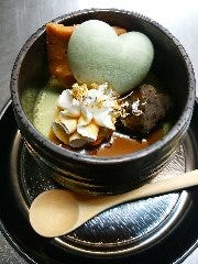 県産材料を使い作っている、金粉・銀粉のかかった贅沢ぷりん