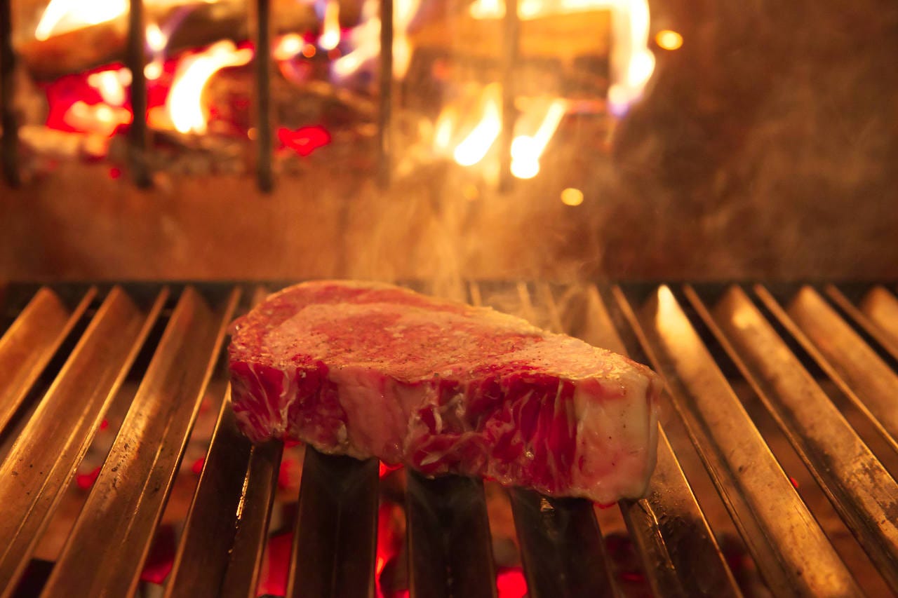 薪火で香り高く焼き上げるステーキをお楽しみください。