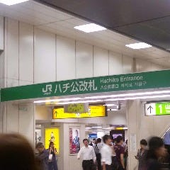 ■渋谷駅についたら「ハチ公口」方面へ！

JR渋谷駅からお越しの方は、ハチ公改札から出て下さい。
※バスケットボールストリート（センター街）のスクランブル交差点がある出口です。
