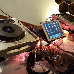 本格DJ機器も完備！映像と音楽の パーティーをお楽しみ頂けます
