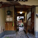 歴史を感じる門を入ると
京都らしい石畳の細路地を奥へ