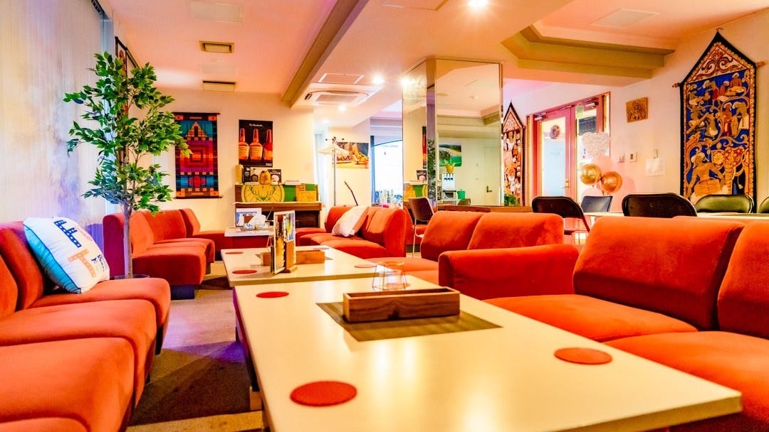 フロリダ亭店内のローソファー席の様子