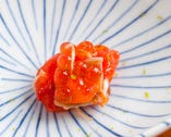 紅鮭とイクラを、柚子の隠し味と自家製塩麹で仕立てたつまみ。