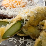 【多彩な天ぷら】
アスパラガスにチーズと卵を絡めた創作料理