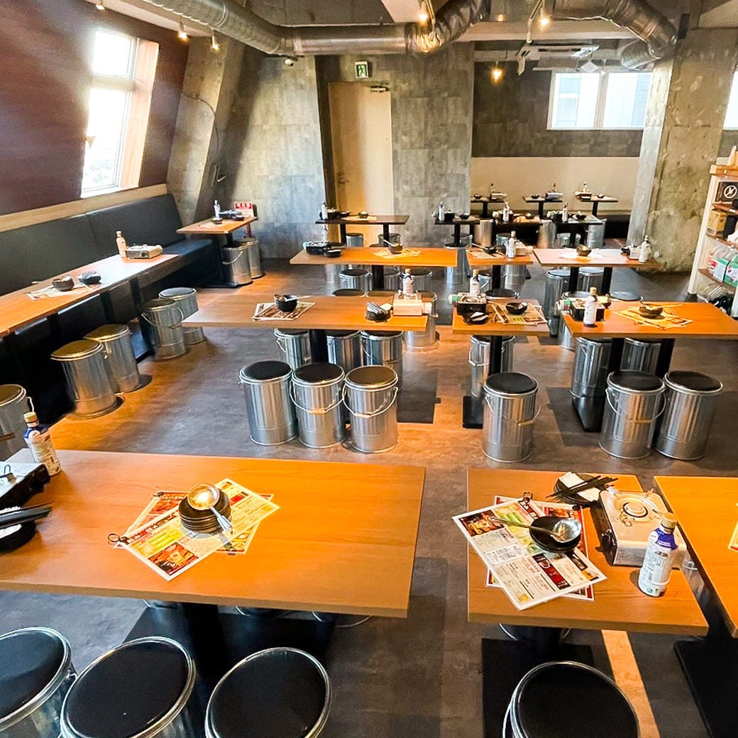 テーブル席が複数並んだおすすめ屋 池袋店の店内