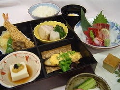 松花堂弁当２２００円～
（要予約）