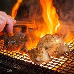 炭火を使ってじっくり香ばしく焼き上げます