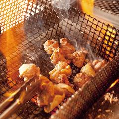 新鮮国産鶏を備長炭で焼き上げる名物「鶏の炭火焼き」