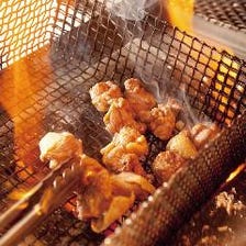 備長炭で焼き上げる名物鶏の炭火焼き