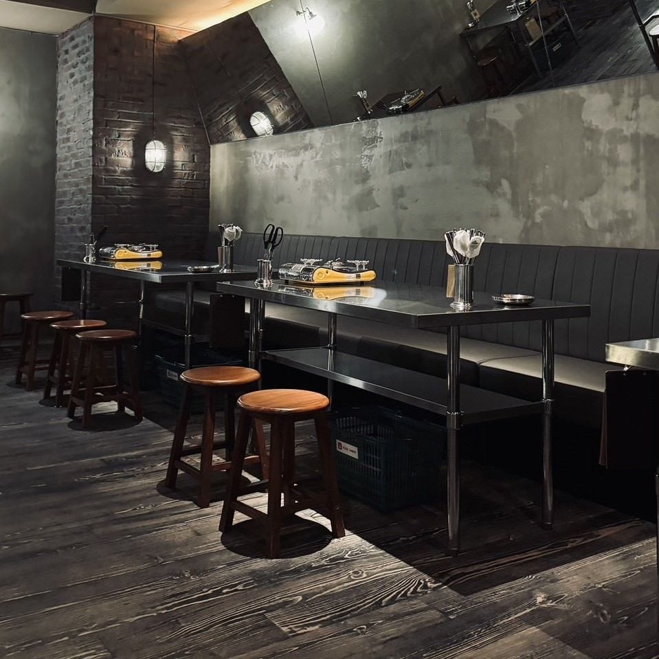 モノトーンを基調にしたコギソウル 難波店のテーブル席