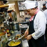 料理長はインド料理歴20年以上のキャリアを誇り、インドや日本のみならず、世界各国のホテルで技を磨いた一流シェフです。