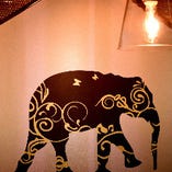 様々な装飾品が、インドの空気感を演出。