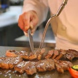 シェフの妙技で焼き上げた鉄板焼きステーキは大人気！