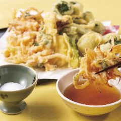 桜海老のかき揚げと山菜の天ぷら