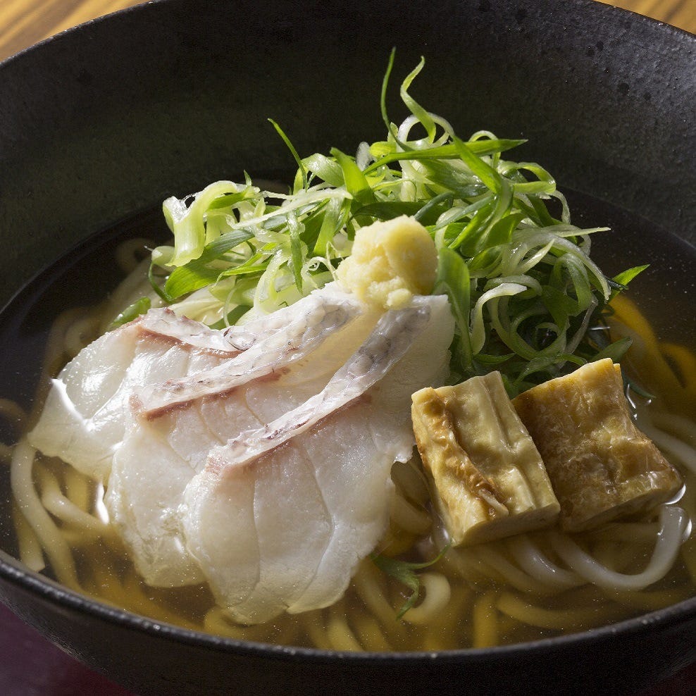 二軒茶屋カフェの器に盛りつけられた鯛うどんおばんざいの鯛うどん