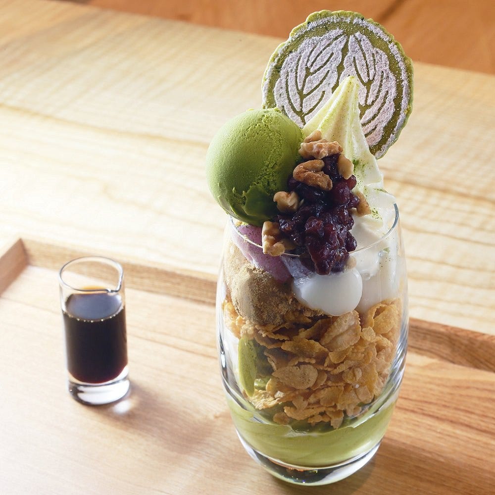 二軒茶屋カフェの器に盛りつけられた抹茶パフェ