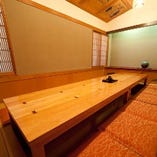 【個室】掘りごたつのある12名様の座敷です。天井には江戸の様々な”すし屋”の墨絵が描かれております。接待や様々な会合や懇親会にご利用頂けます。