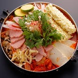 参鶏湯、チゲ各種、種類豊富な韓国料理をご用意しています