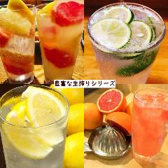 生搾りのお酒やジュースも多彩