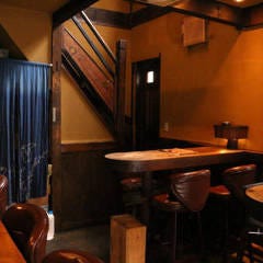情緒あふれる木造古民家。 1・2階が吹き抜けになっている店内