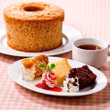３種のシフォンケーキ 人気ケーキのいいトコどり！+150(税)でソフトドリンクも付けられちゃう♪　(アールグレイ、プレーン、チョコレートの盛合せ。)