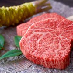 熟練の料理人が部位によって丁寧にカットする美しい肉が並び圧巻