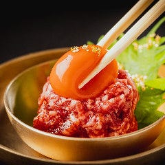 新鮮な肉だからこそ提供可能なユッケは必食！こだわりの卵を使用