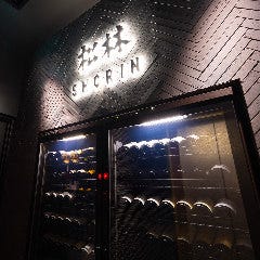 入り口のワインセラーには有名どころから希少なものまでズラリ
