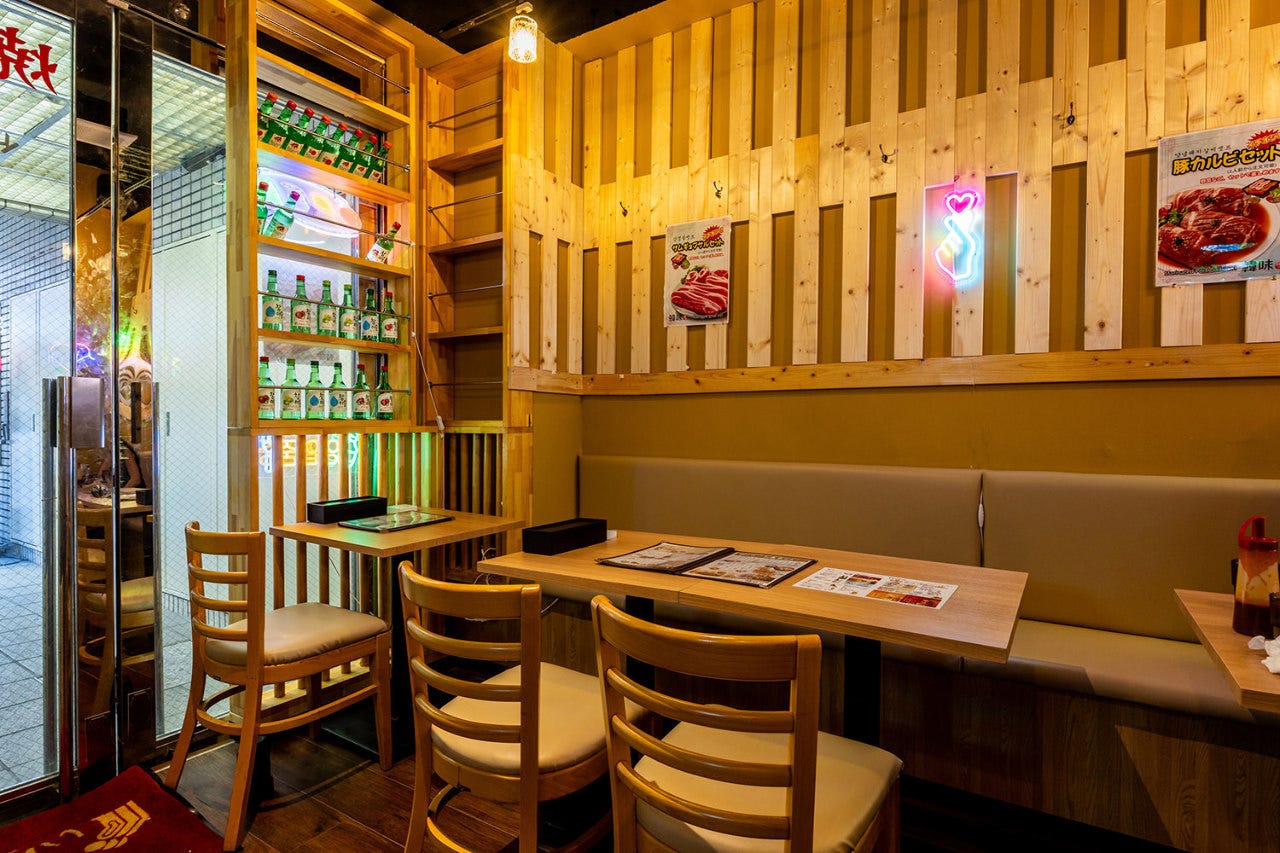 大衆焼肉酒場 韓味 上野本店のテーブル席