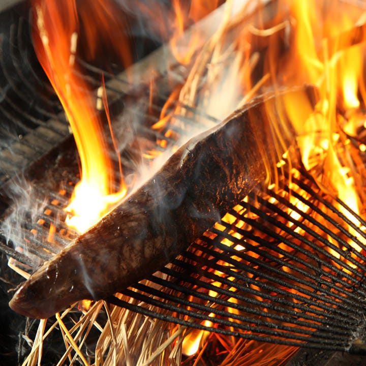 一番人気のカツオはご注文頂いてから豪快に藁で焼き上げます！
