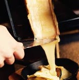 北海道 花畑牧場産のラクレットチーズをとろとろに熱し、お客様の目の前でサーブする「ラクレットチーズかけポテトフライ」。熱々のポテトフライ×とろ～りチーズの至福の組み合わせを心行くまでご堪能ください。