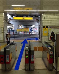 御堂筋線新大阪駅７番出口を出て、右へ！