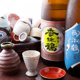 多種多様な酒器をご用意しております。
気兼ねなく日本酒を注いでお楽しみください。
