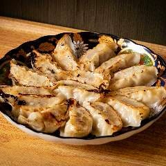 自家製にこだわった、あいらしかの博多ひとくち餃子。