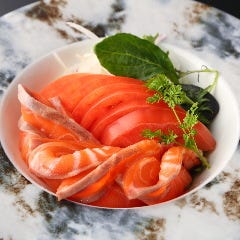 日本酒にも合うサーモンのカルパッチョ。純米大吟醸と相性抜群！