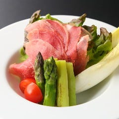 1番人気の焼きアスパラと生ハムのサラダ。スモークソースで。