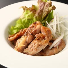 噛む度に鶏の旨味を感じらせます。