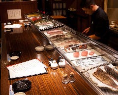 幸陽丸_ネタを眺めながら食事できるカウンター席！大将との会話も魅力！