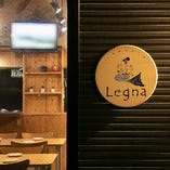 入り口のレグナの看板だけでなく、店内の壁には雰囲気のあるペイントが施されています。