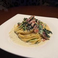 当店おすすめのほうれん草とベーコンのクリームパスタ