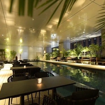 PoolsideRestaurant WaterHole新宿 店内の画像