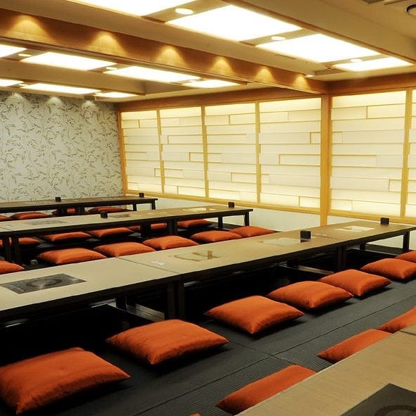 赤い座布団が並んだ掘りごたつ席